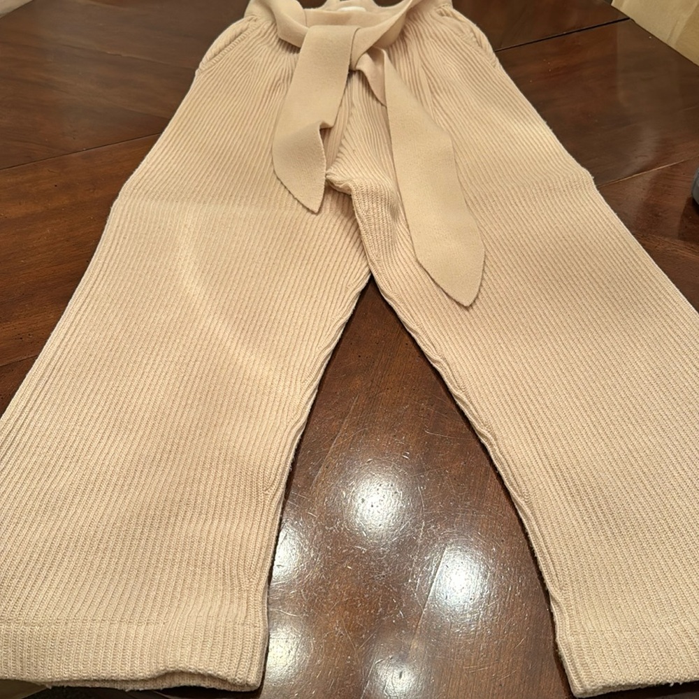 knit pant w elastic band at waistline